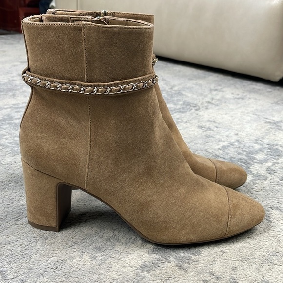 New Anne Klein Aksuri iflex Ankle Boots Heeled Chain Belt Accent Tan Sz 9 - Picture 4 of 12